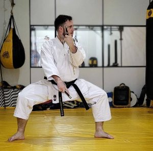 Sensei Rafael Ilhescas treinando com Sai