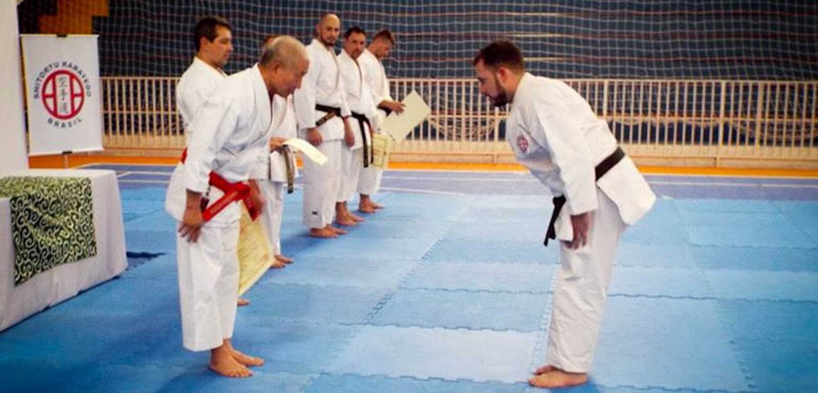 Sensei Rafael Ilhescas recebendo certificação internacional